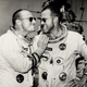 Pete Conrad y Gordon Cooper luego del primer vuelo espacial del primero...